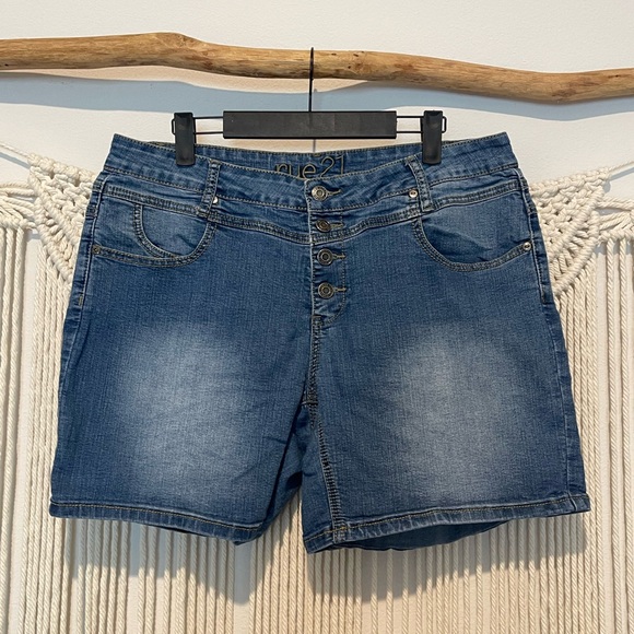 Rue21 Pants - Denim High-Waisted Stretchy Summer Jean Shorts Sz 14